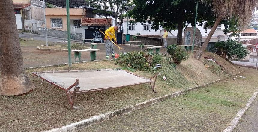 PJF atende com limpeza e poda de grama mais de 20 praças da cidade