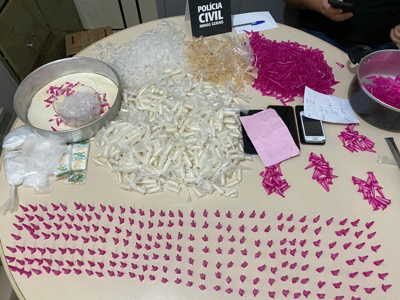Polícia Civil apreende 1043 pinos de cocaína e mais drogas em Bicas