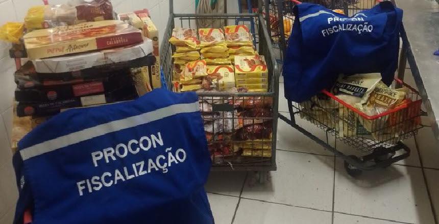 Procon JF apreende e descarta produtos impróprios para consumo em supermercado