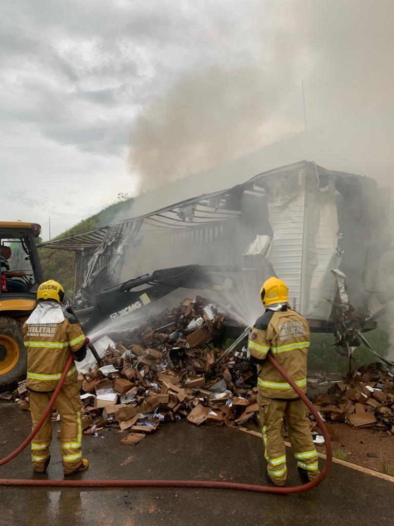 Semirreboque pega fogo na BR 120, KM 738
