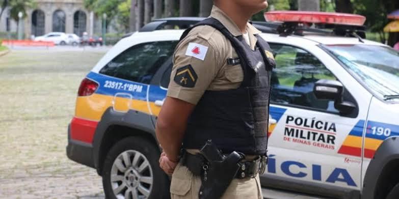 Homem é encontrado morto em carro, e testemunha se salva ao cair em vala