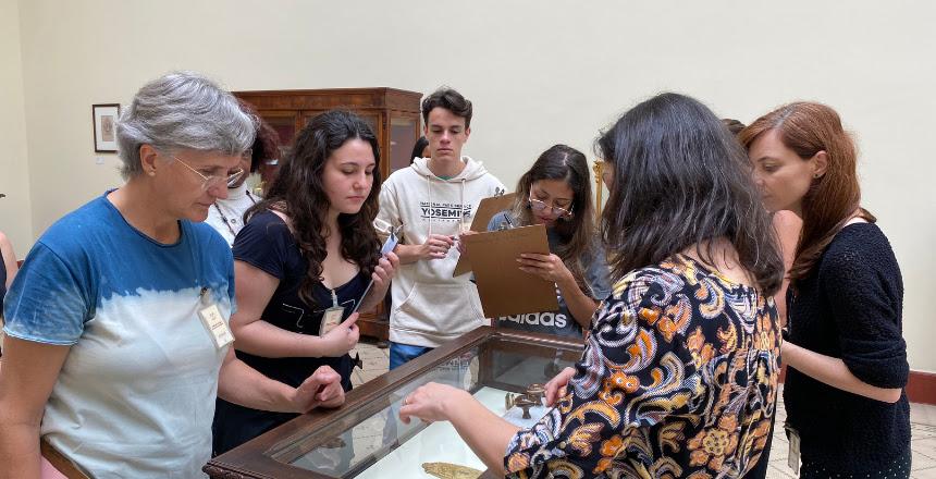 Voluntários do Museu Mariano Procópio recebem treinamento com historiadores da instituição