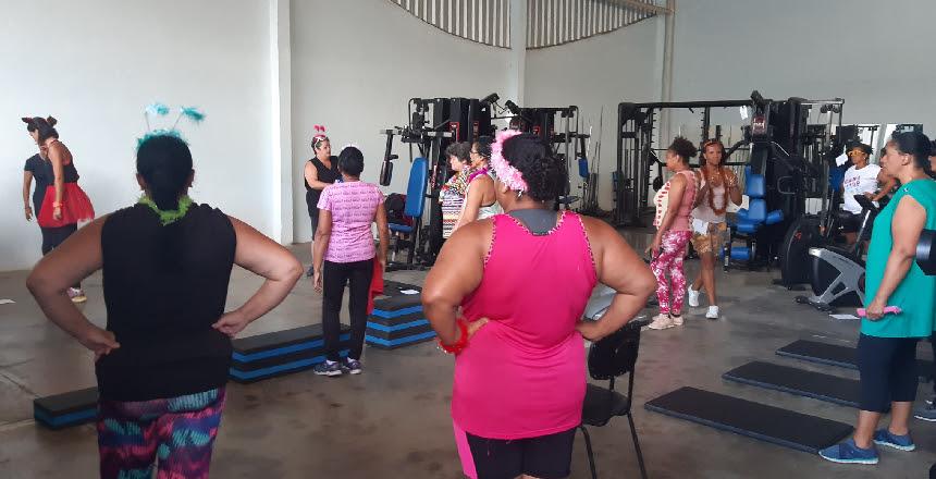 Aula com o tema Havaí traz o carnaval para alunas da academia da Guarda