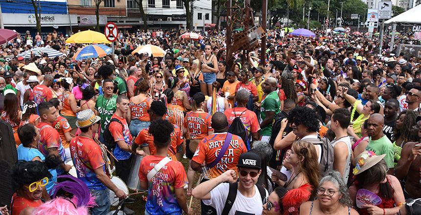 Banda Daki atrai multidão para o Largo do Riachuelo