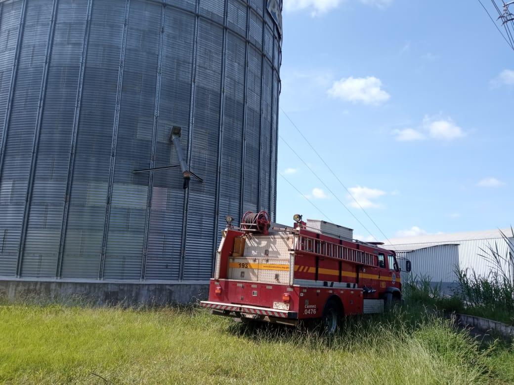 Bombeiros combatem incêndio em Silo de grãos próximo à BR 265