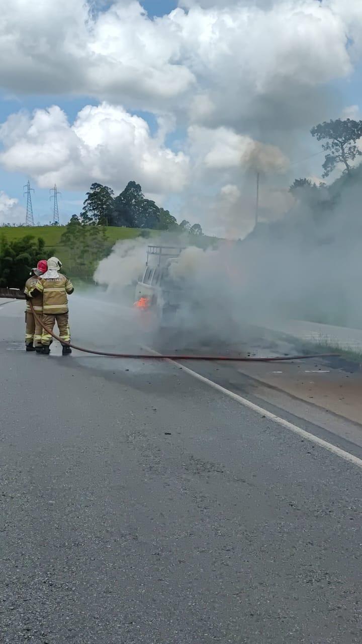 Bombeiros combatem incêndio em veículo na BR 040 próximo a Barbacena