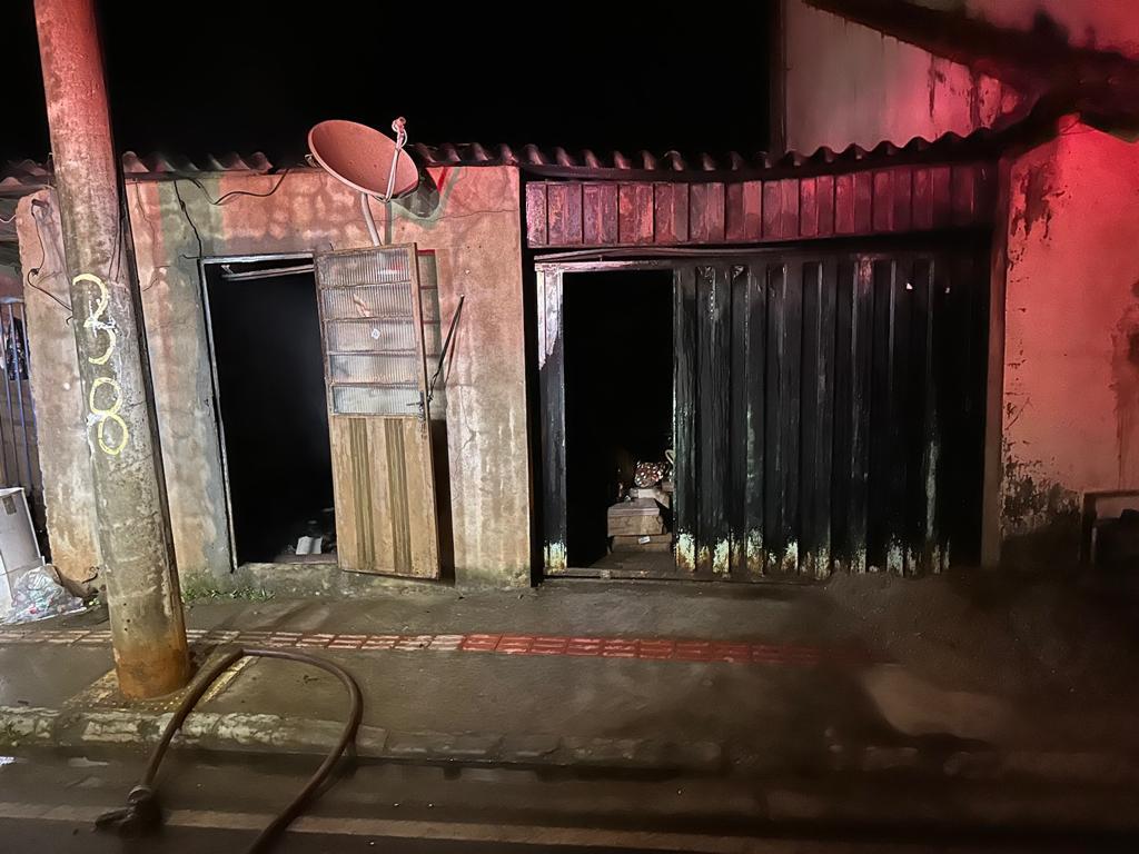Bombeiros de Congonhas combatem incêndio em residência