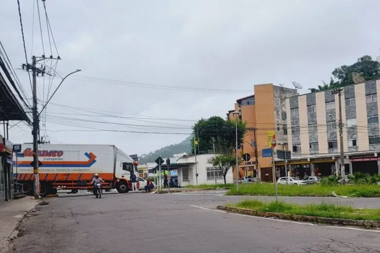 Caminhão de transportadora bloqueia trânsito em corredor de tráfego no Bairro Cascatinha
