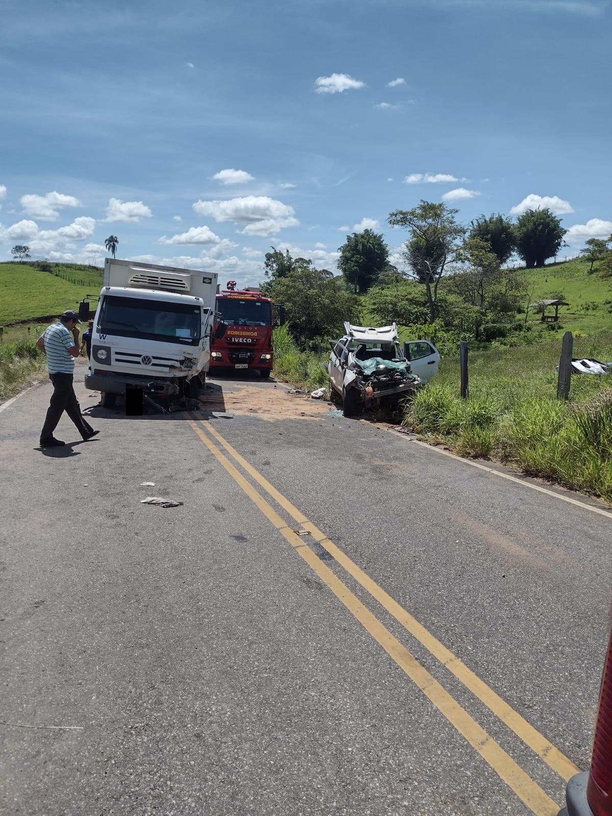 Caminhão e carro batem na MG 447, KM 38, após o trevo de Tuiutinga