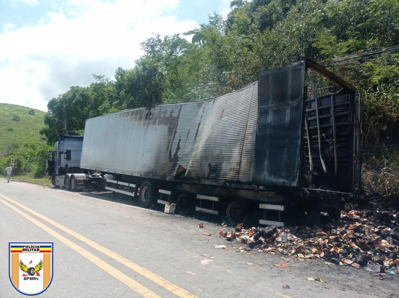 Caminhão Estoura pneu e pega fogo na MGC 393
