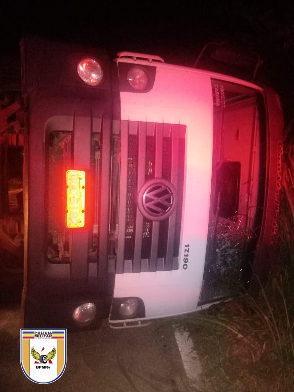 Caminhão tomba e atinge um outro carro na  rodovia MG-353