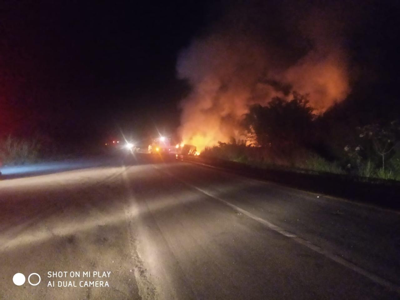 Caminhão tomba na  BR 116 e pega fogo