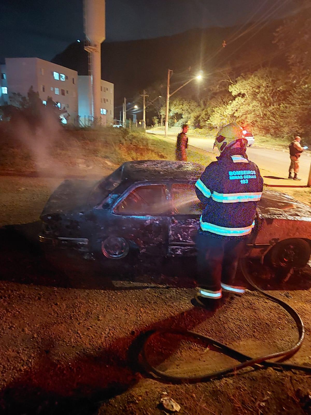Carro é incendiado em Ouro Branco