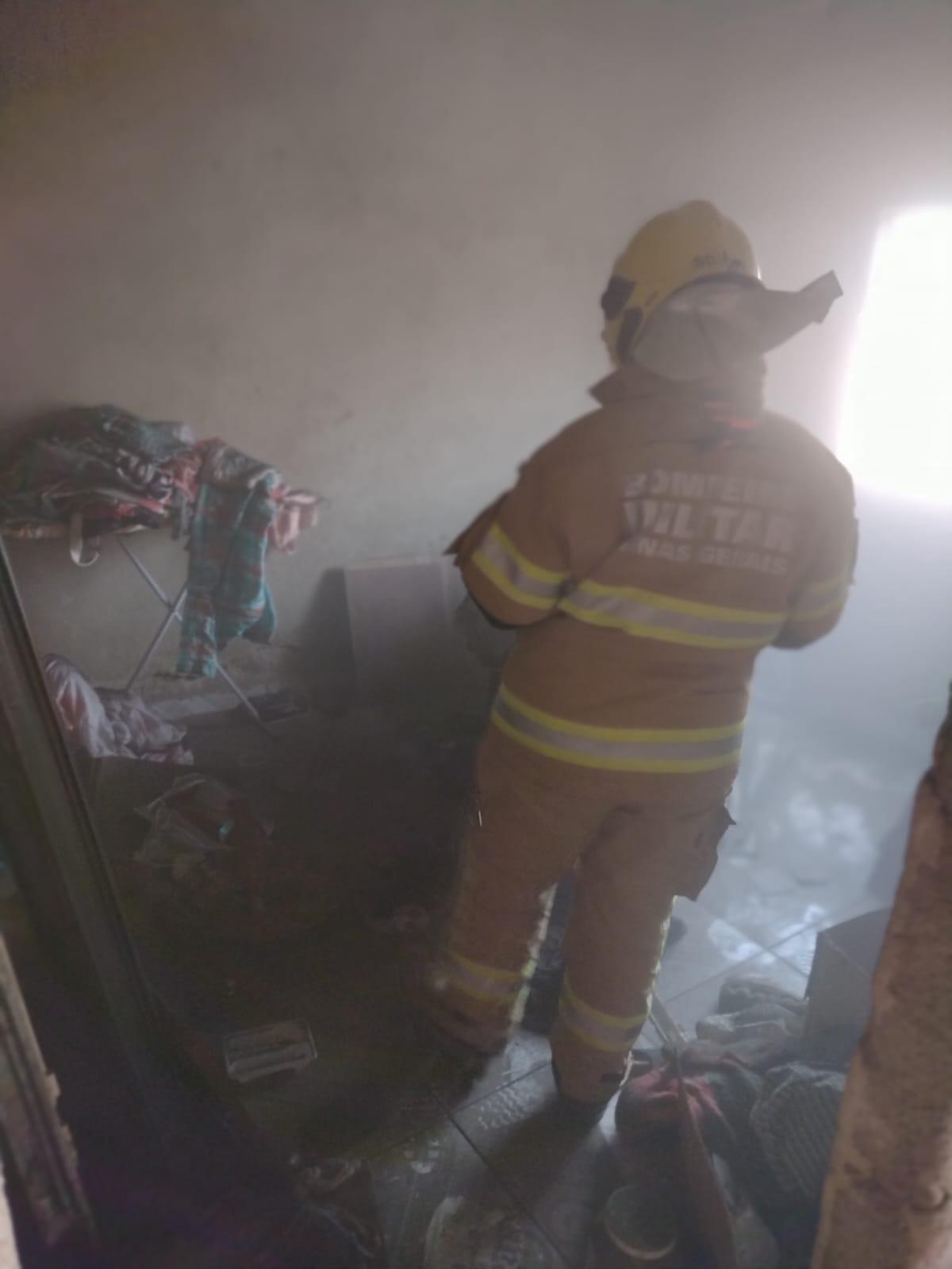 Corpo de Bombeiros Militar em Barbacena atuou em incêndio em residência no bairro Santa Maria, nesta quinta-feira,2. Felizmente, não houve vítimas