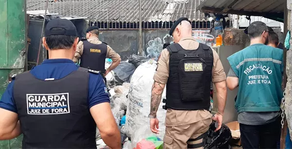 Depósito de recicláveis é interditado na Av Brasil