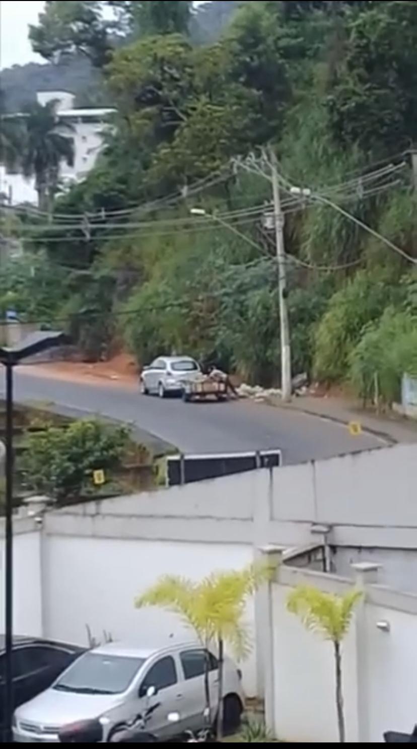Homem é flagrado fazendo descarte irregular de entulho
