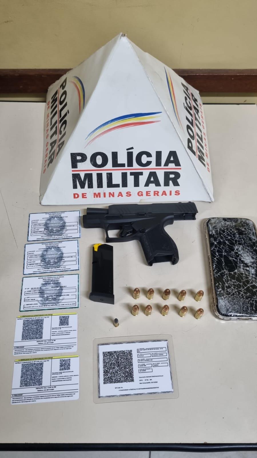 Homem é preso por porte ilegal de arma de fogo, dirigir embriagado e violência doméstica e familiar contra a mulher em Barbacena
