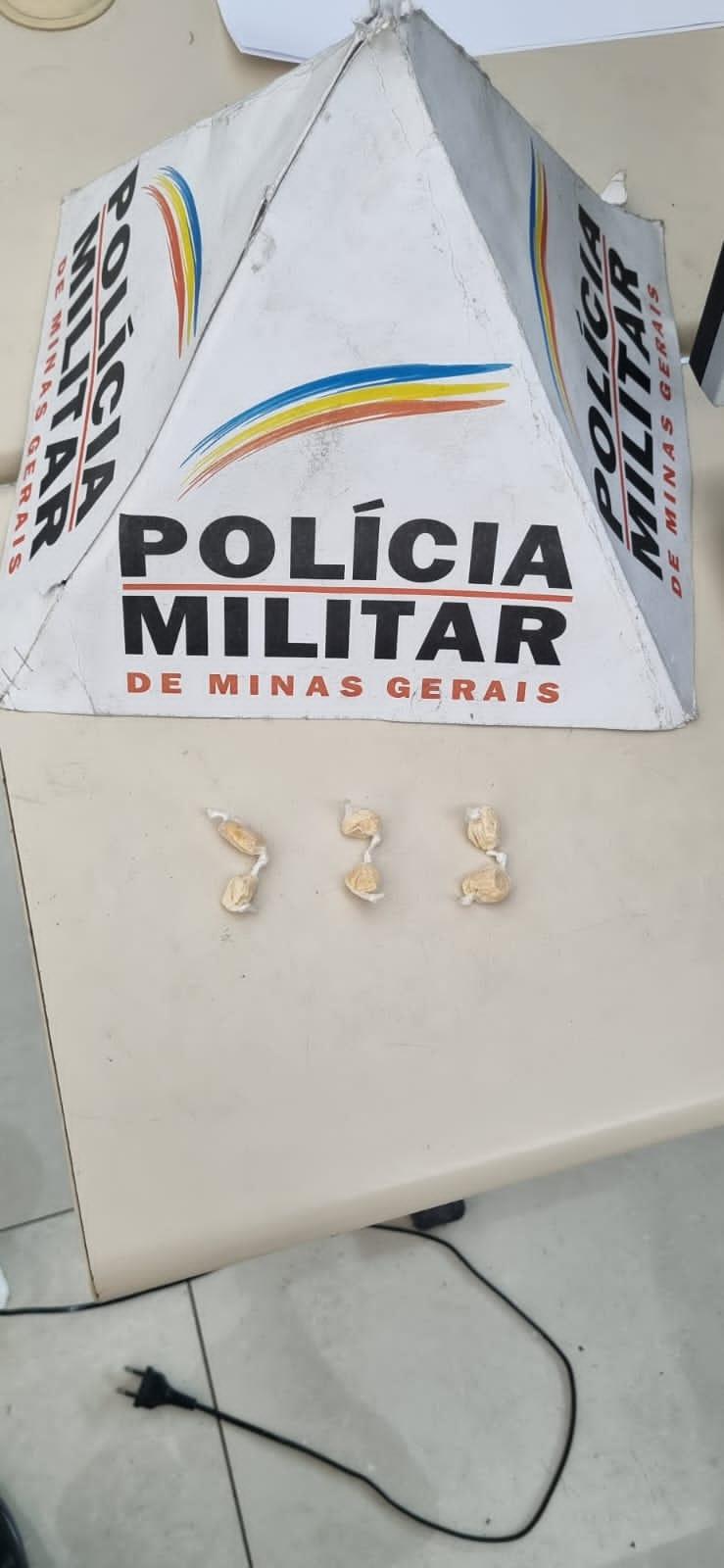 Homem é preso por tráfico de drogas em Barbacena