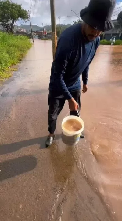 Influenciador digital faz tratamento em água coletada da chuva no bairro industrial