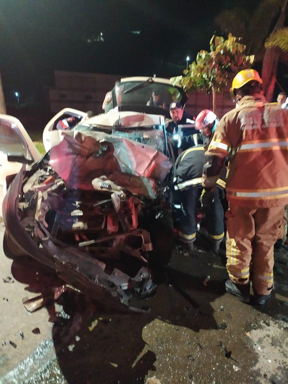 Motorista fica preso nas ferragens após acidente com um ônibus no Marilândia
