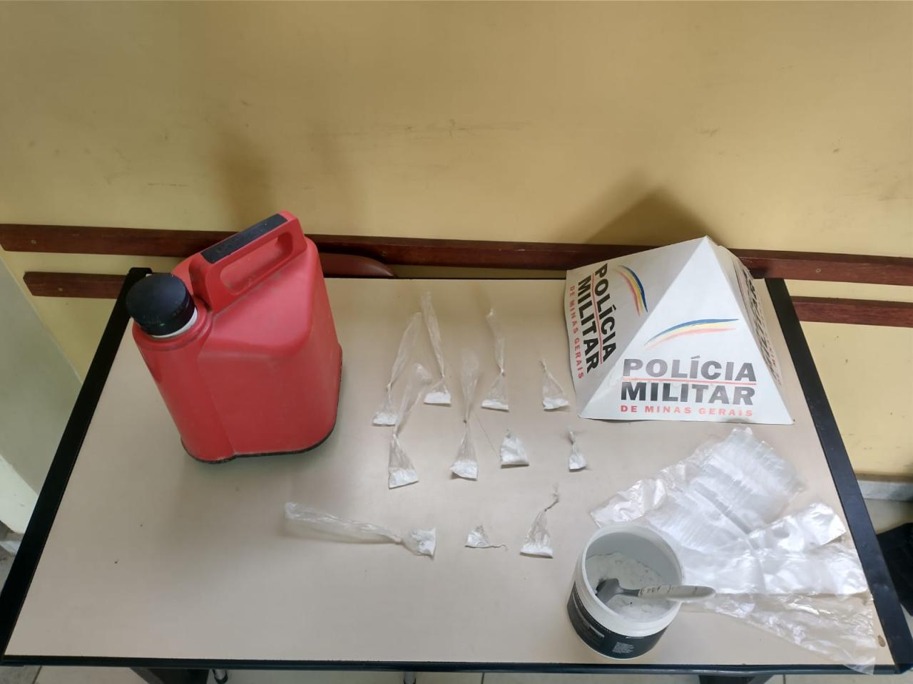 Mulher é presa por tráfico de drogas em Barbacena