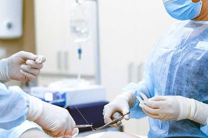 Mulher será indenizada em R$ 40 mil por erro em implante de silicone nos seios