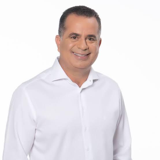 O Empresário Kennedy Ribeiro assume a prefeitura interinamente até quinta-feira,2.