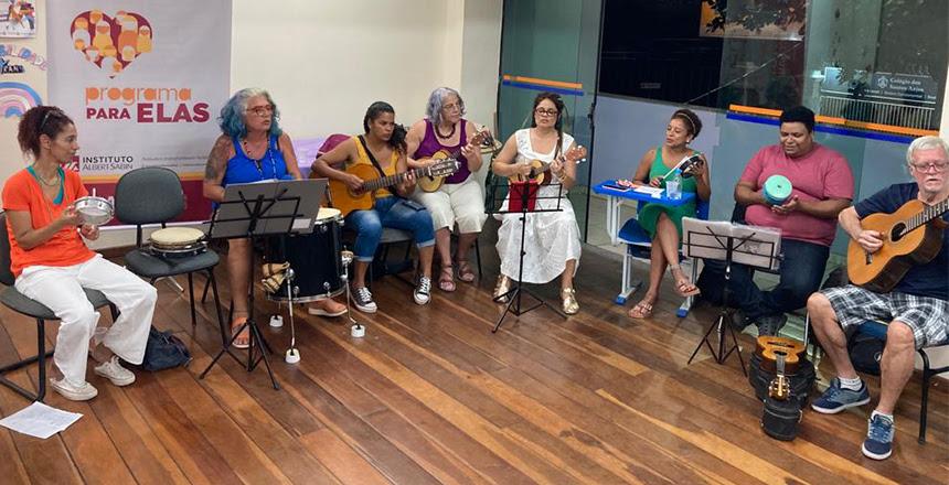 Oficina de cavaquinho tem início na Casa da Mulher