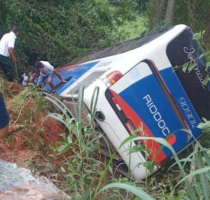 ÔNIBUS CAI EM BARRANCO E DEIXA FERIDOS EM MINAS GERAIS