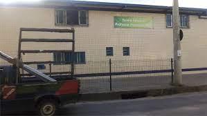 Pais de alunos reivindicam vagas na escola  Francisco Faria