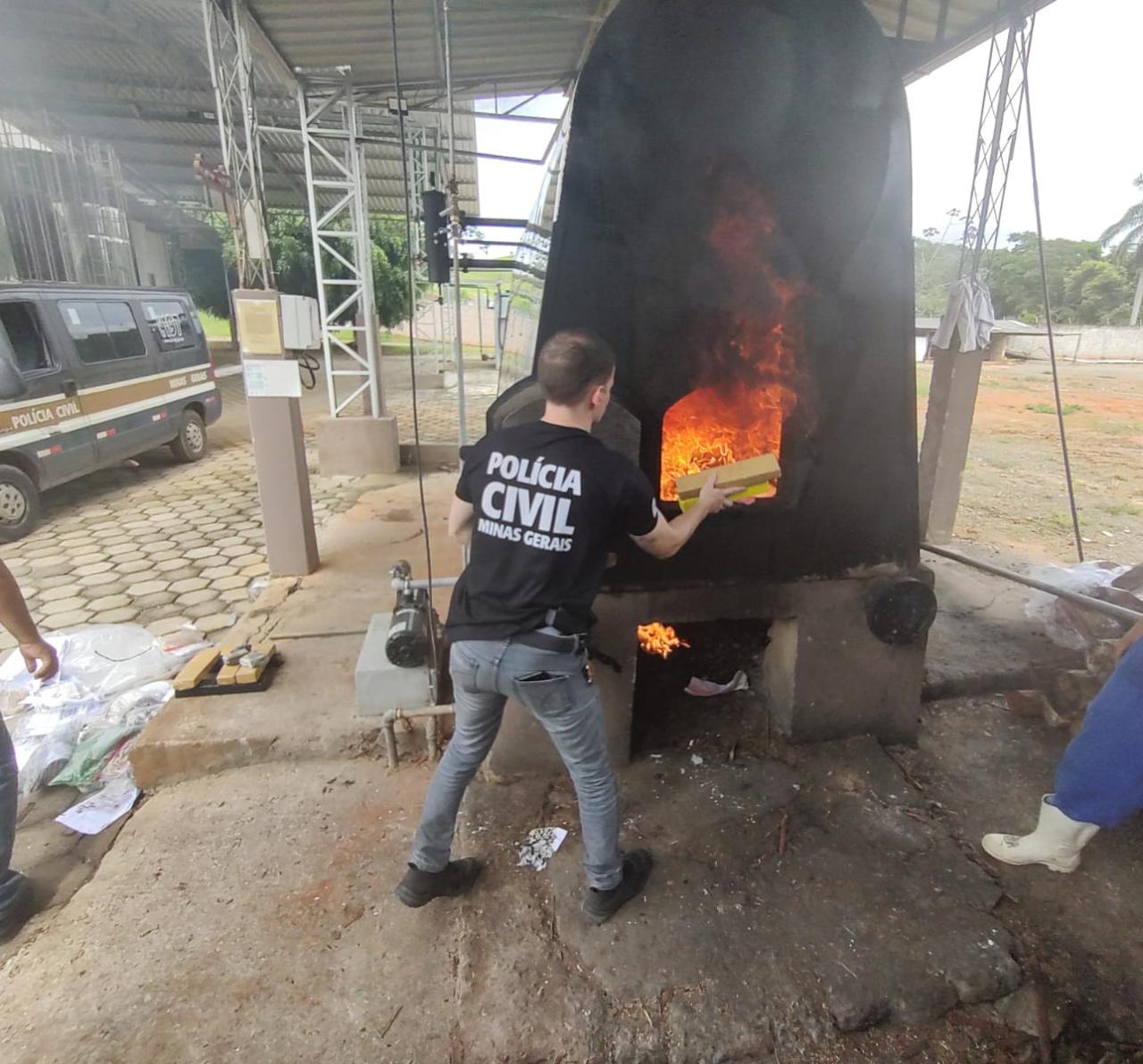 PCMG incinera 26 kg de drogas apreendidas na área da Regional em Ubá