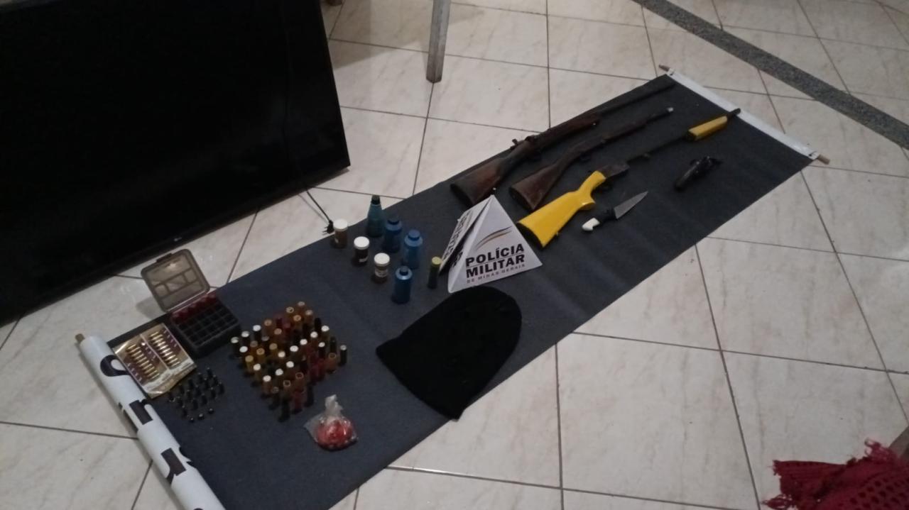PM apreende armas e produtos de furtos na casa de um suspeito em Bom Jardim de Minas