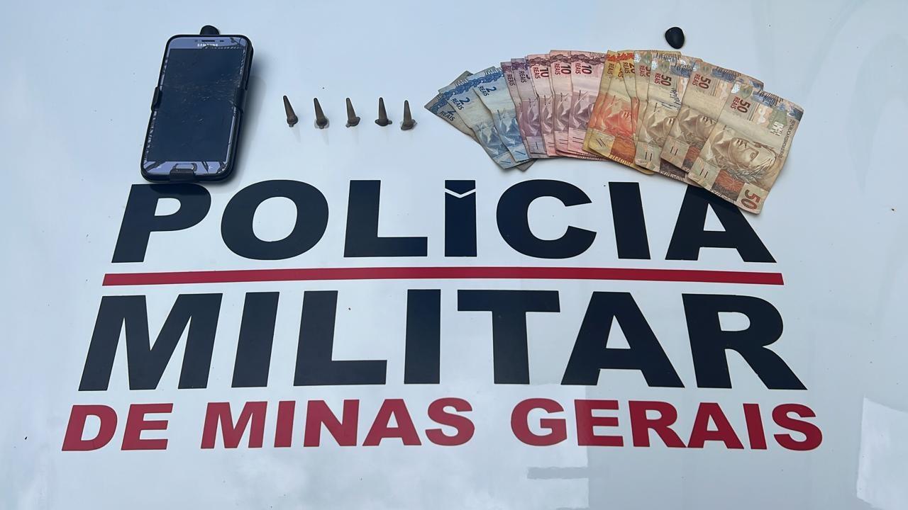 POLÍCIA MILITAR PRENDE AUTOR DE TRÁFICO DE DROGAS DURANTE OPERAÇÃO OCUPAÇÃO NO BAIRRO SOLAR EM UBÁ