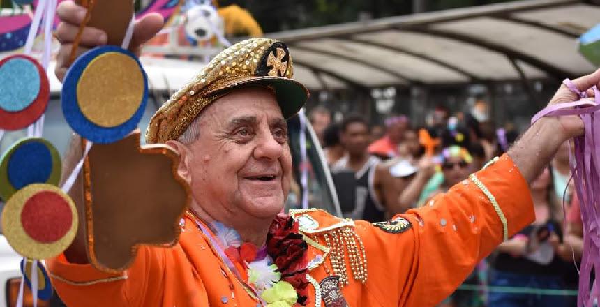 Zé Kodak é homenageado com escultura no Largo do Riachuelo