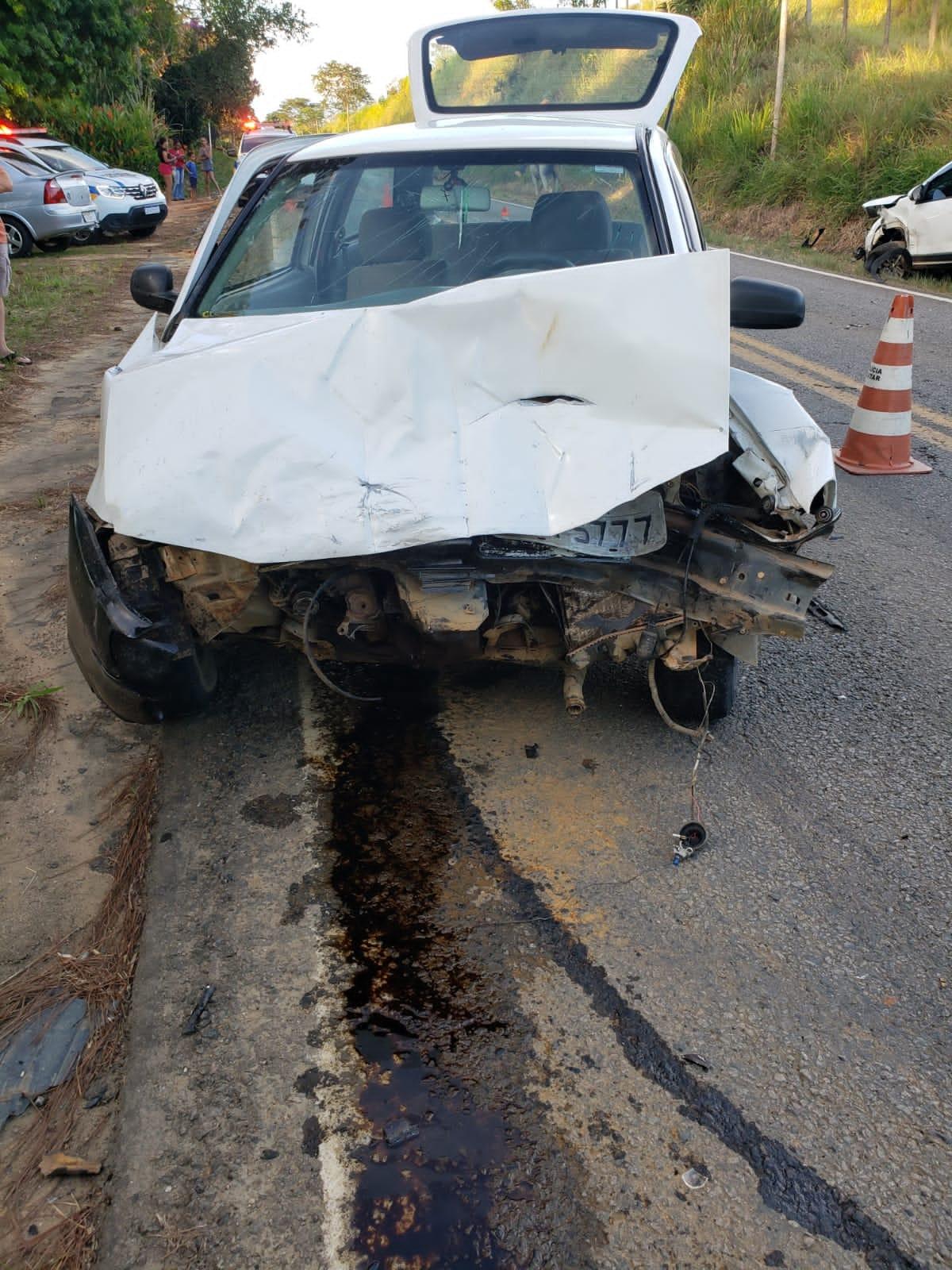Acidente entre dois carros deixa feridos na MG-353