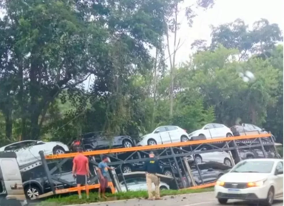 Acidente fatal envolvendo carro e carreta cegonha na BR-040
