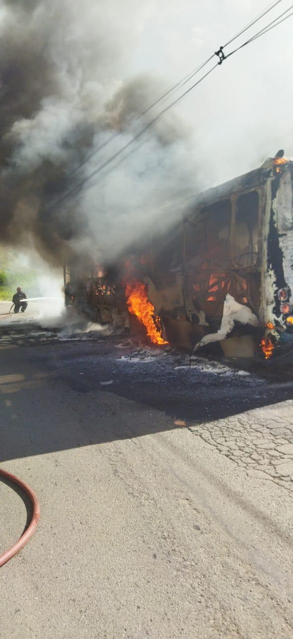 Bombeiros apagaram incêndio do coletivo no recanto dos lagos