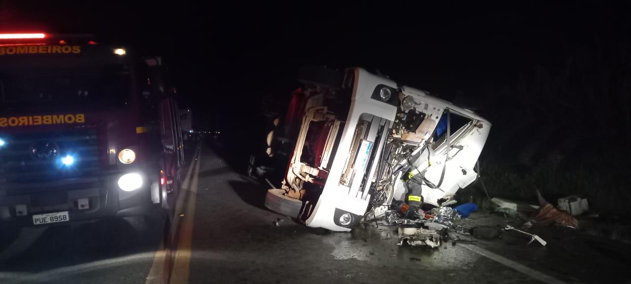 Bombeiros atendem ocorrência de colisão entre automóvel e caminhão