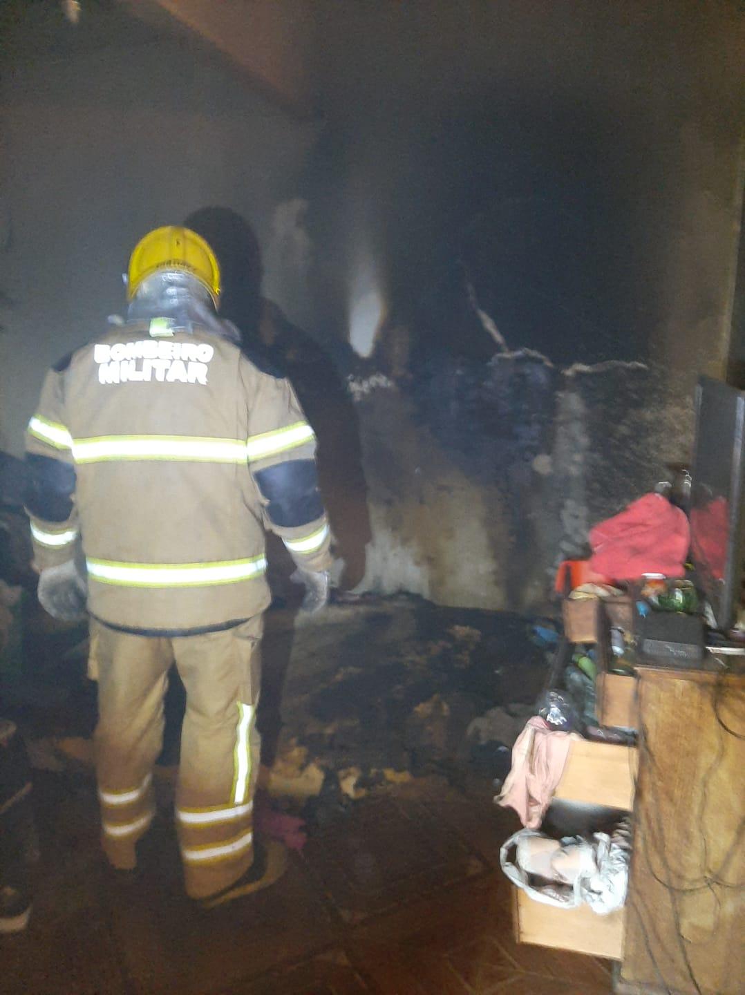 Bombeiros atendem ocorrência de incêndio em residência no Tejuco em São João Del-Rei