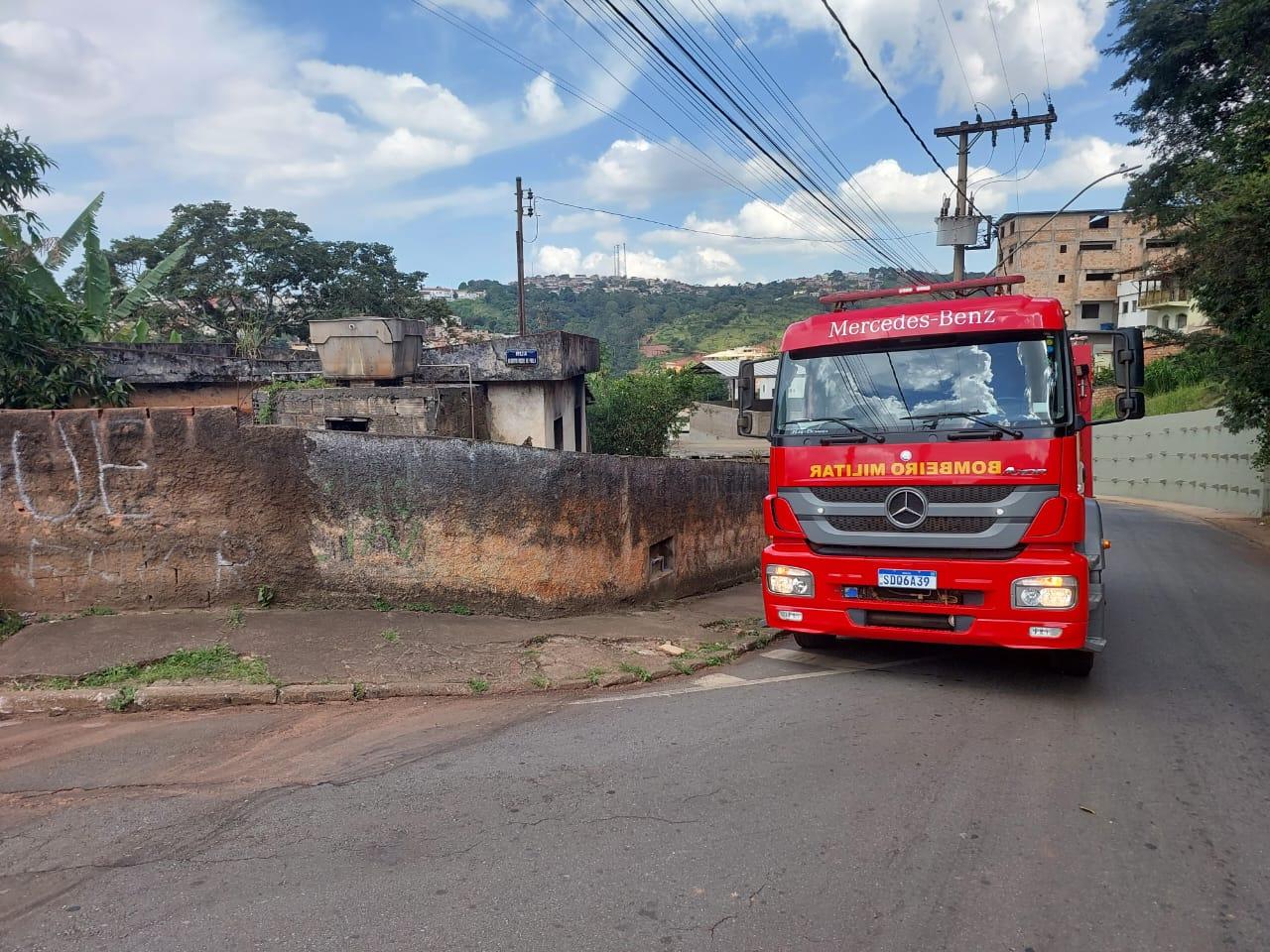 Bombeiros atuam em incêndio em residência na cidade de congonhas
