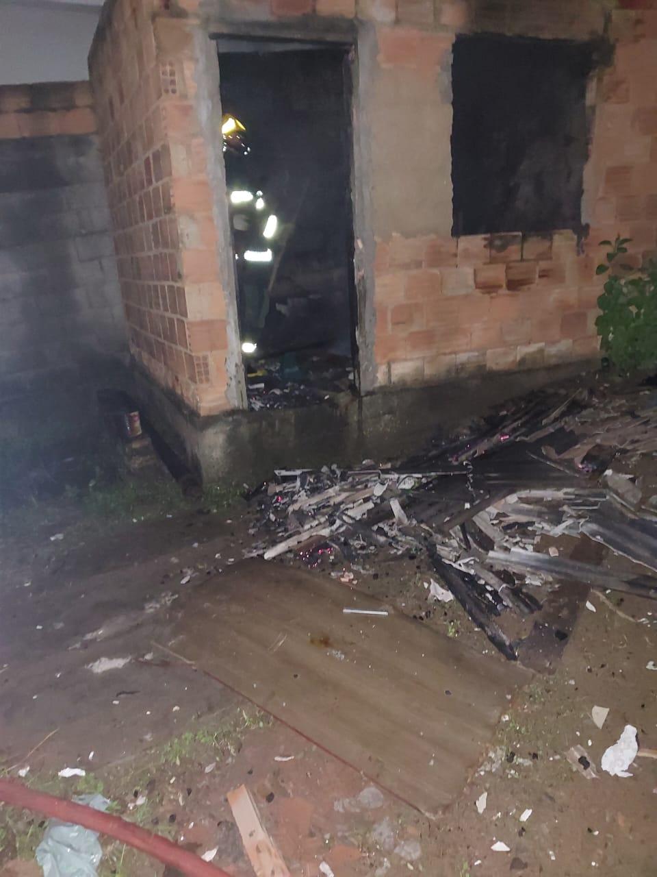 Bombeiros combatem incêndio em residência em Conselheiro Lafaiete