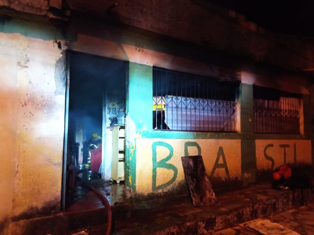 Bombeiros combatem incêndio em residência em Santa Cruz de Minas