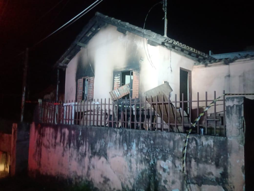 Bombeiros de Congonhas combatem incêndio em residência