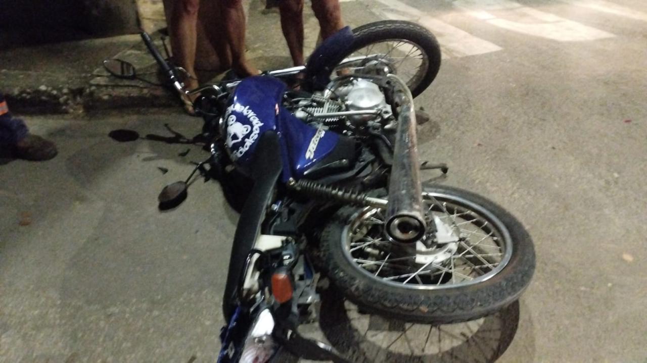 Bombeiros de Conselheiro Lafaiete  socorrem vítima de Colisão  entre carro e motocicleta