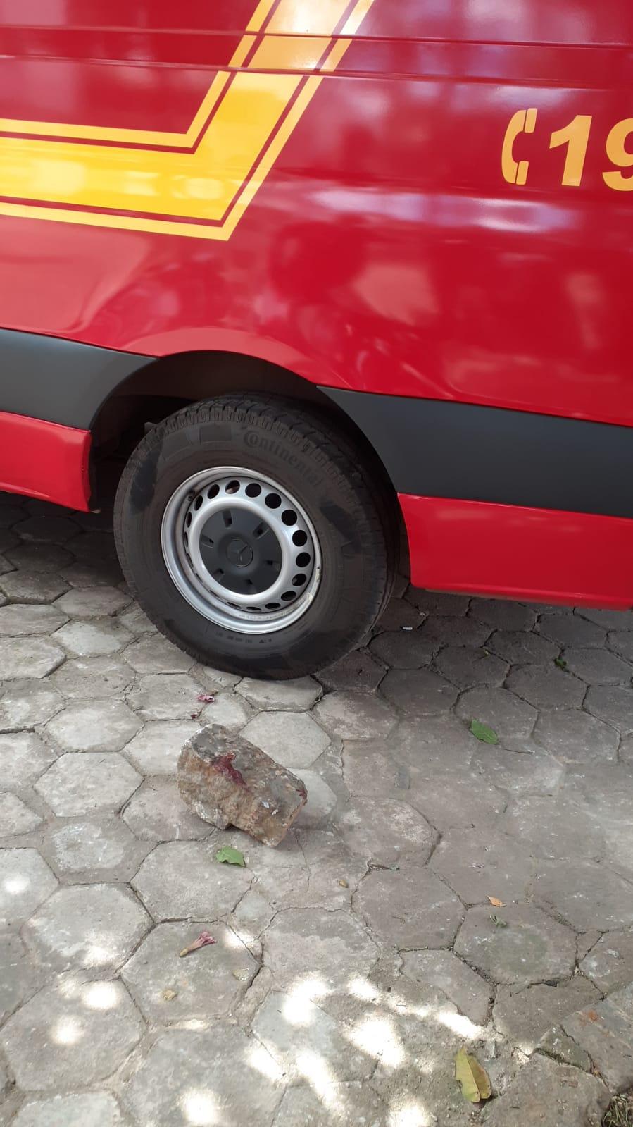 Bombeiros militares atendem vítima de agressão com pedra em Conselheiro Lafaiete