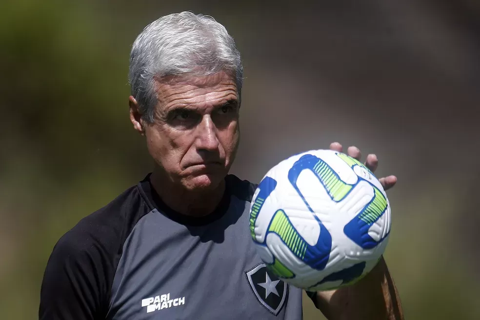 Botafogo mantém Luís Castro como treinador apesar de resultados recentes
