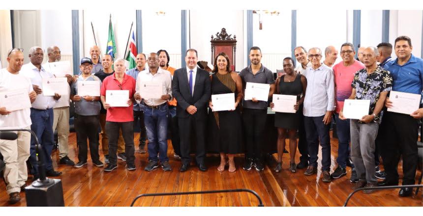 Câmara Municipal homenageia 35 empregados da Cesama com Moção de Aplauso