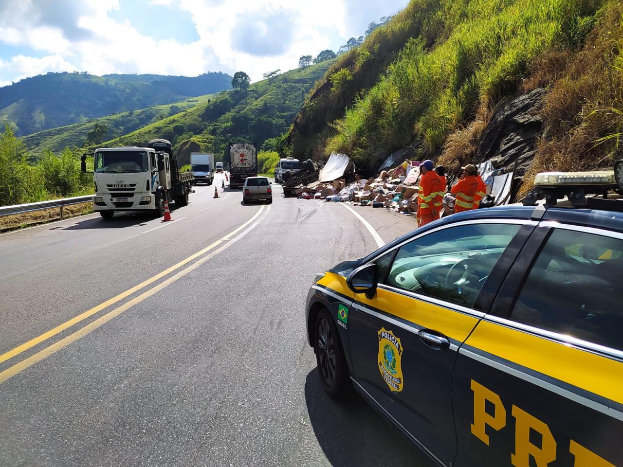 Caminhão capota na BR 116 e deixa rodovia interditada