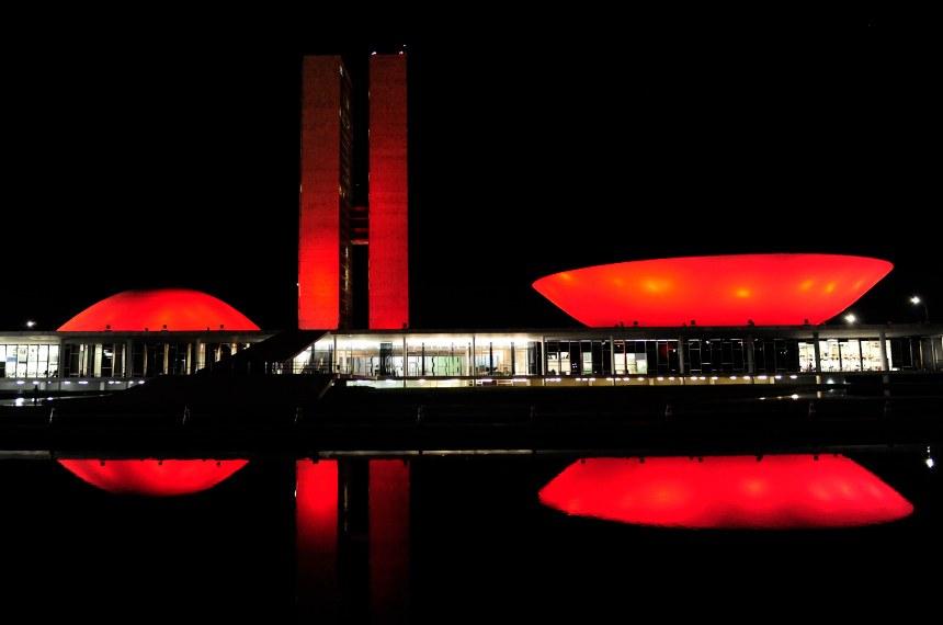 Congresso recebe iluminação vermelha em apoio ao enfrentamento do vírus HIV e da tuberculose