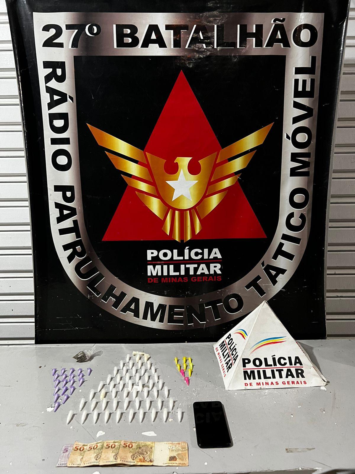 Dois homens foram presos e um adolescente apreendido por tráfico de drogas em Juiz de Fora